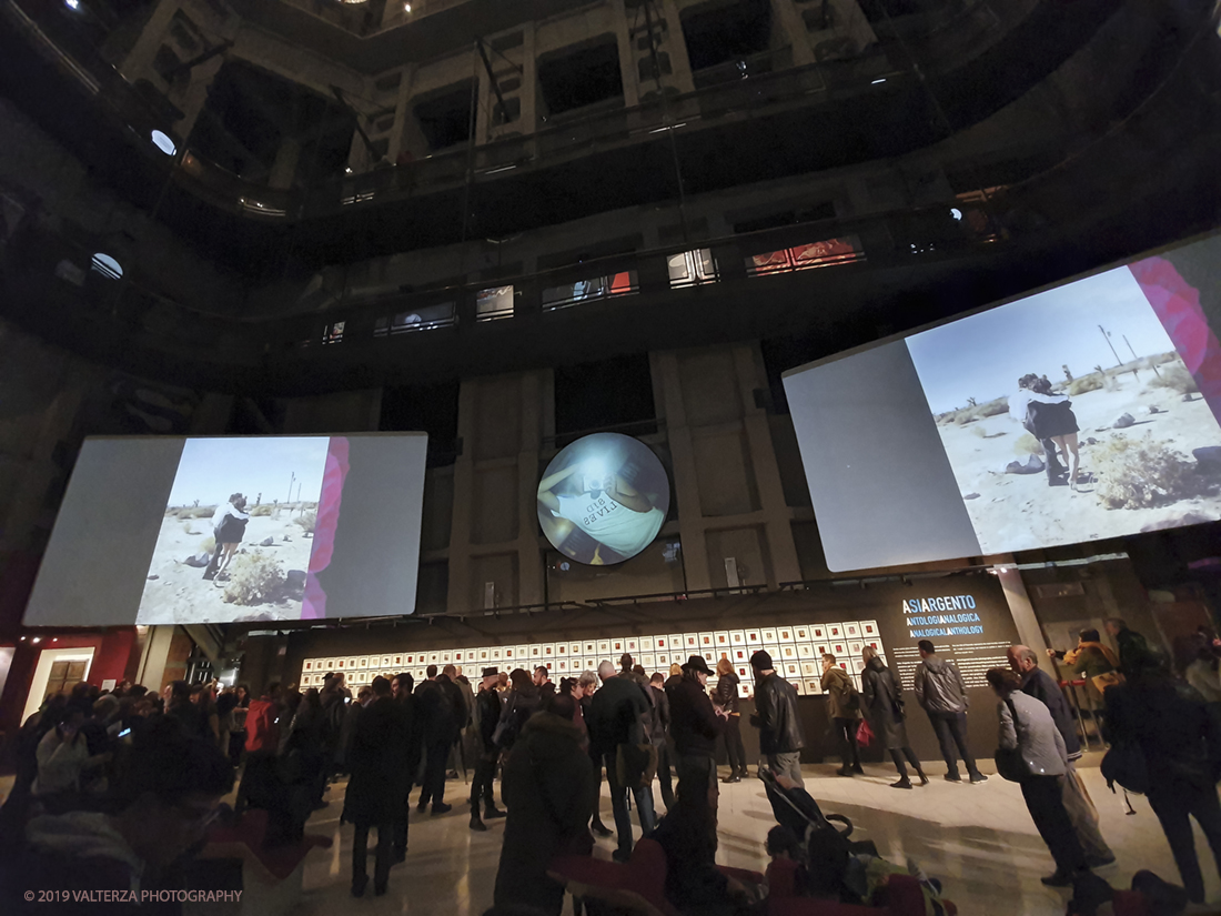 20190423_185008.jpg - 23/04/2019. Torino, le fotografie realizzate  da Asia Argento esposte al Museo Nazionale del Cinema. Nella foto il salone ,detto l'Aula del tempio, della Mole Antonelliana sede dell'evento.