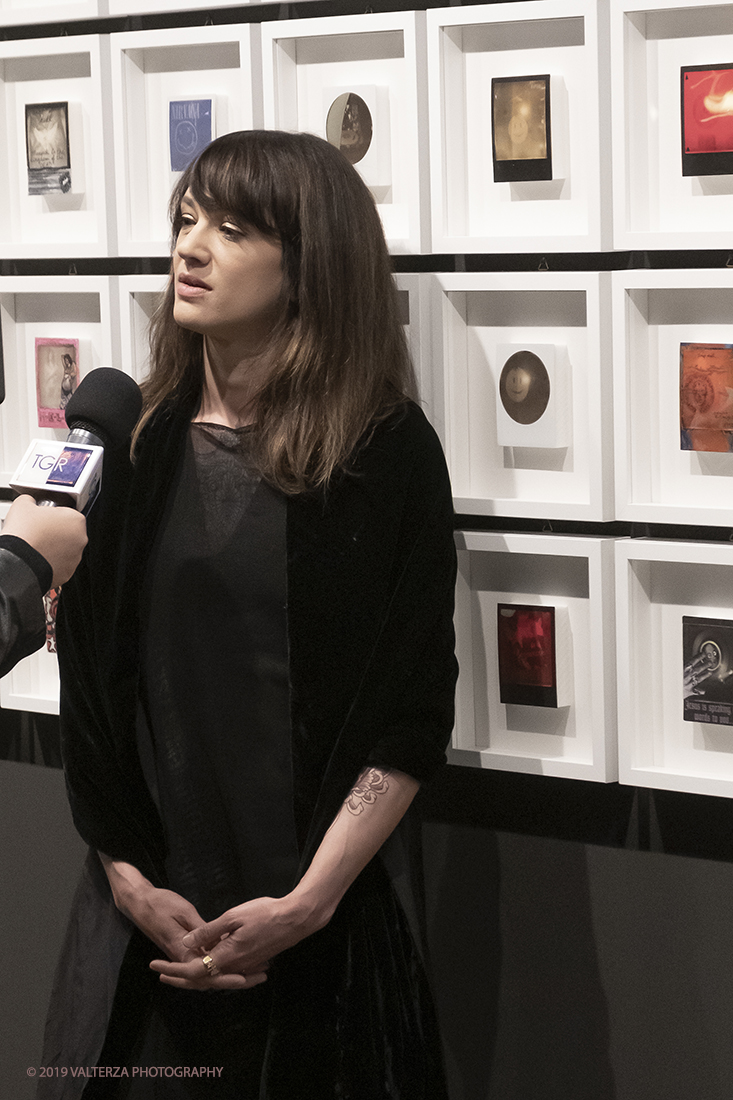 DSCF1521.jpg - 23/04/2019. Torino,  le fotografie realizzate  da Asia Argento esposte al Museo Nazionale del Cinema. Nella foto Asia Argento impegnata in una intervista.