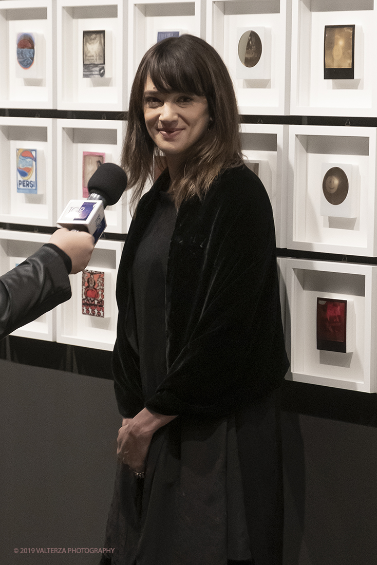 DSCF1532.jpg - 23/04/2019. Torino,  le fotografie realizzate  da Asia Argento esposte al Museo Nazionale del Cinema. Nella foto Asia Argento impegnata in una intervista.