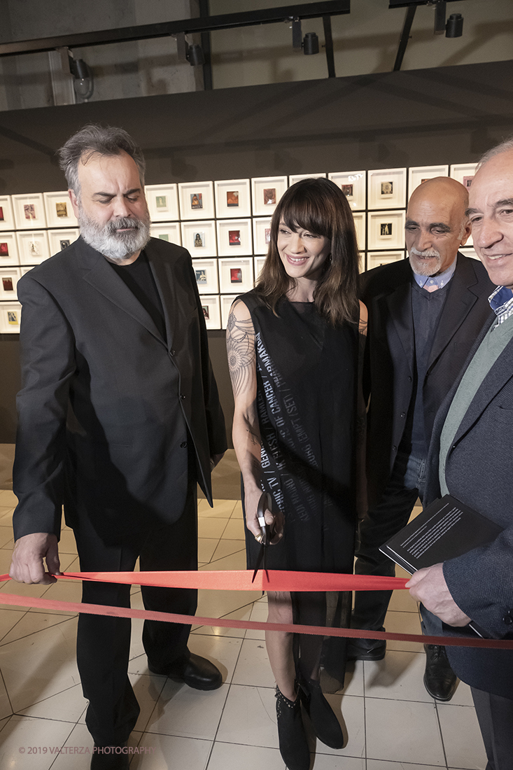 DSCF1651.jpg - 23/04/2019. Torino,  le fotografie realizzate  da Asia Argento esposte al Museo Nazionale del Cinema. Nella foto il taglio del nastro che inaugura la mostra.