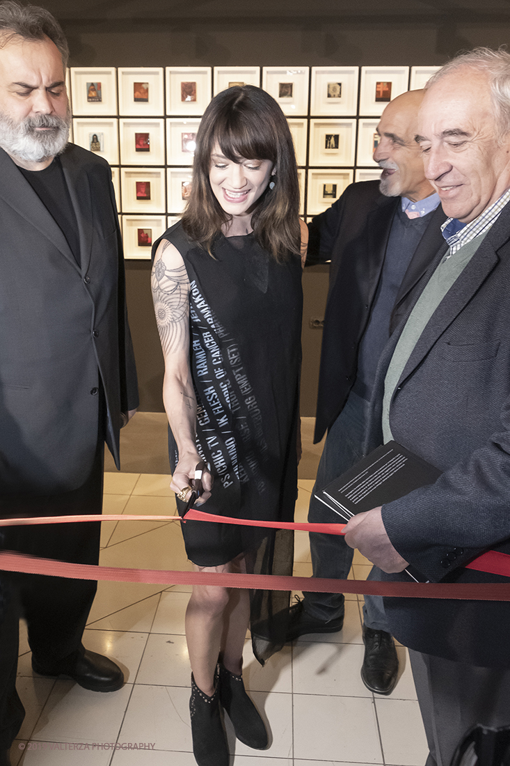 DSCF1661.jpg - 23/04/2019. Torino,  le fotografie realizzate  da Asia Argento esposte al Museo Nazionale del Cinema. Nella foto il taglio del nastro che inaugura la mostra.