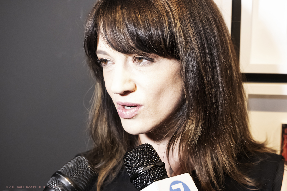 DSCF1742.jpg - 23/04/2019. Torino,  le fotografie realizzate  da Asia Argento esposte  al Museo Nazionale del Cinema. Nella foto Asia Argento impegnata in una intervista.