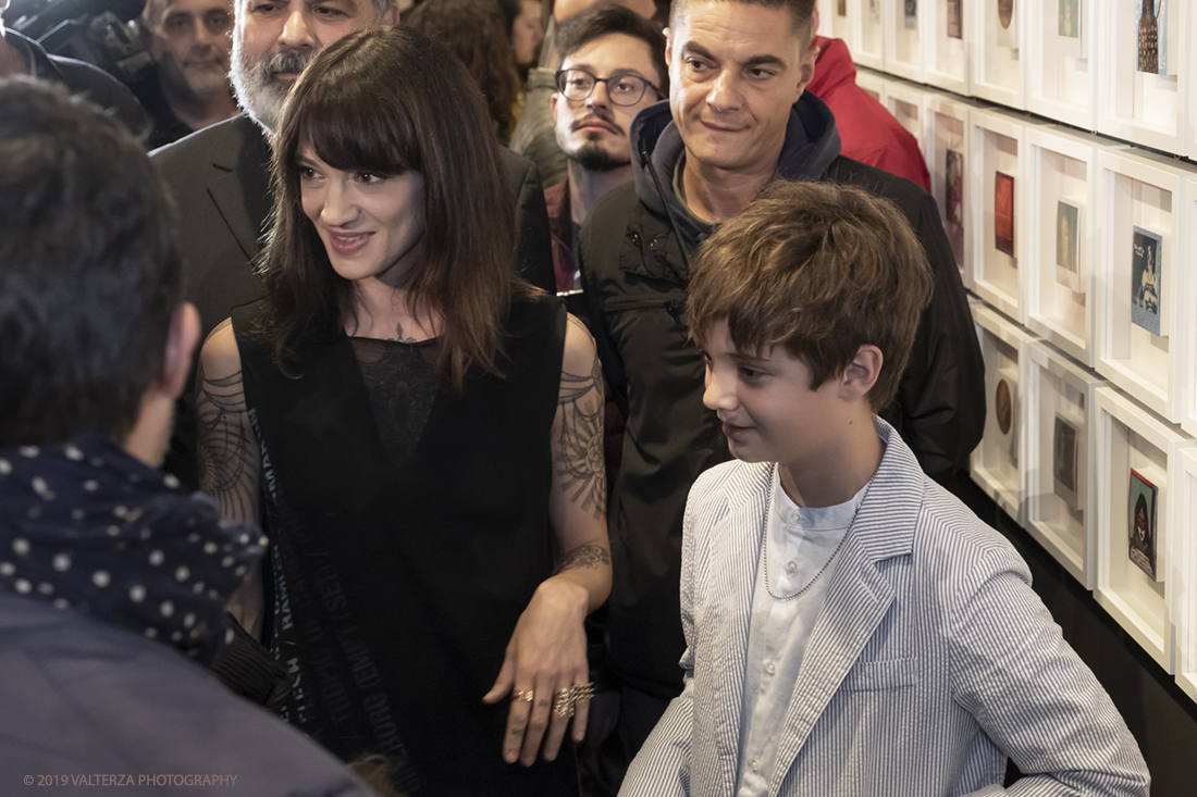 DSCF1754.jpg - 23/04/2019. Torino,  le fotografie realizzate  da Asia Argento esposte  al Museo Nazionale del Cinema. Nella foto Asia Argento incontra il pubblico presente con il figlio.