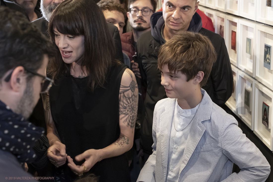 DSCF1755.jpg - 23/04/2019. Torino,  le fotografie realizzate  da Asia Argento esposte  al Museo Nazionale del Cinema. Nella foto Asia Argento incontra il pubblico presente con il figlio.