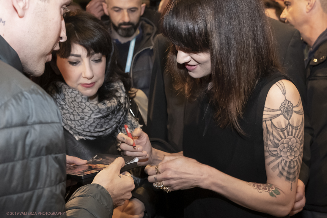 DSCF1762.jpg - 23/04/2019. Torino,  le fotografie realizzate  da Asia Argento esposte  al Museo Nazionale del Cinema. Nella foto Asia Argento impegnata a firmare autografi.