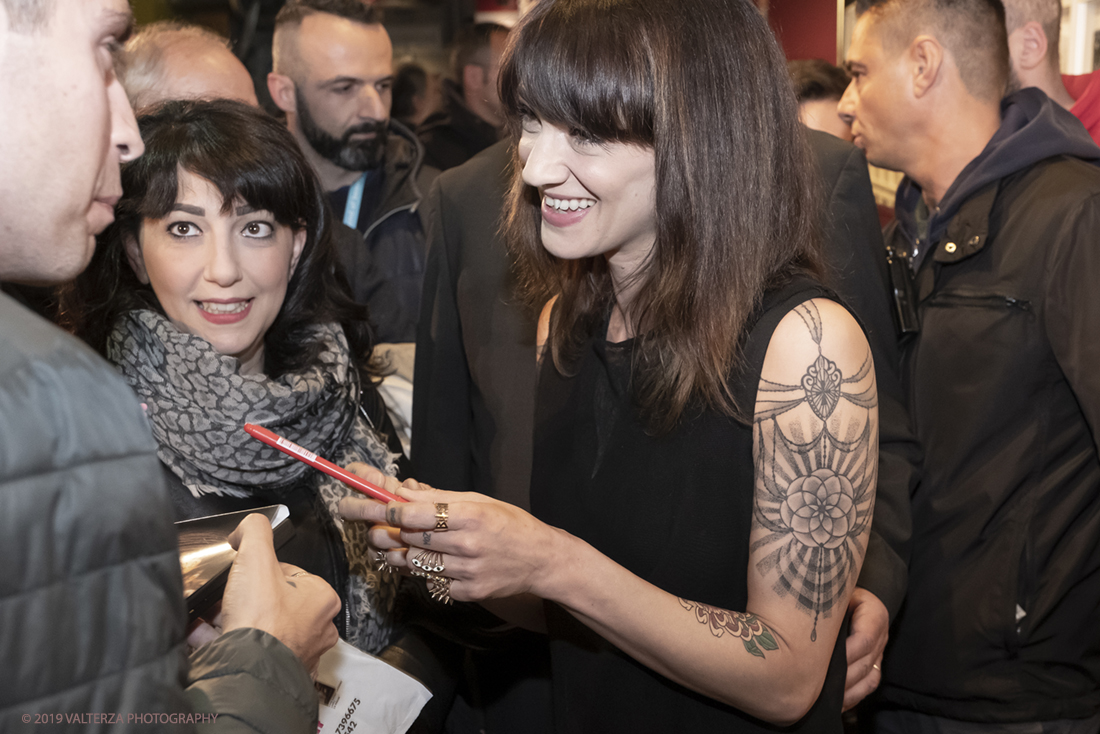 DSCF1764.jpg - 23/04/2019. Torino,  le fotografie realizzate  da Asia Argento esposte  al Museo Nazionale del Cinema. Nella foto Asia Argento impegnata a firmare autografi.