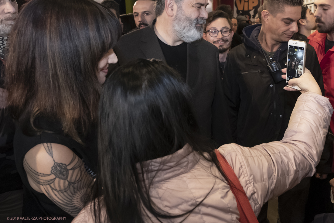 DSCF1786.jpg - 23/04/2019. Torino,  le fotografie realizzate  da Asia Argento esposte  al Museo Nazionale del Cinema. Nella foto Asia Argento impegnata a fare un selfie con una giovane fan.