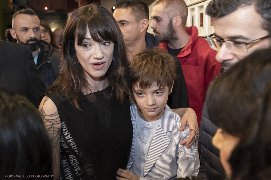 DSCF1797.jpg - 23/04/2019. Torino,  le fotografie realizzate  da Asia Argento esposte  al Museo Nazionale del Cinema. Nella foto Asia Argento incontra il pubblico presente con il figlio.