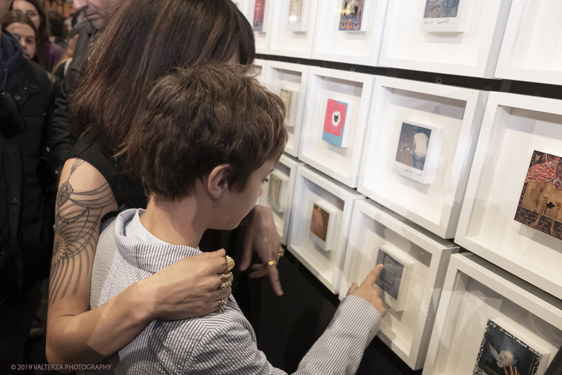 DSCF1856.jpg - 23/04/2019. Torino,  le fotografie realizzate  da Asia Argento esposte  al Museo Nazionale del Cinema. Nella foto Asia Argento illustra al figlio alcune Polaroid