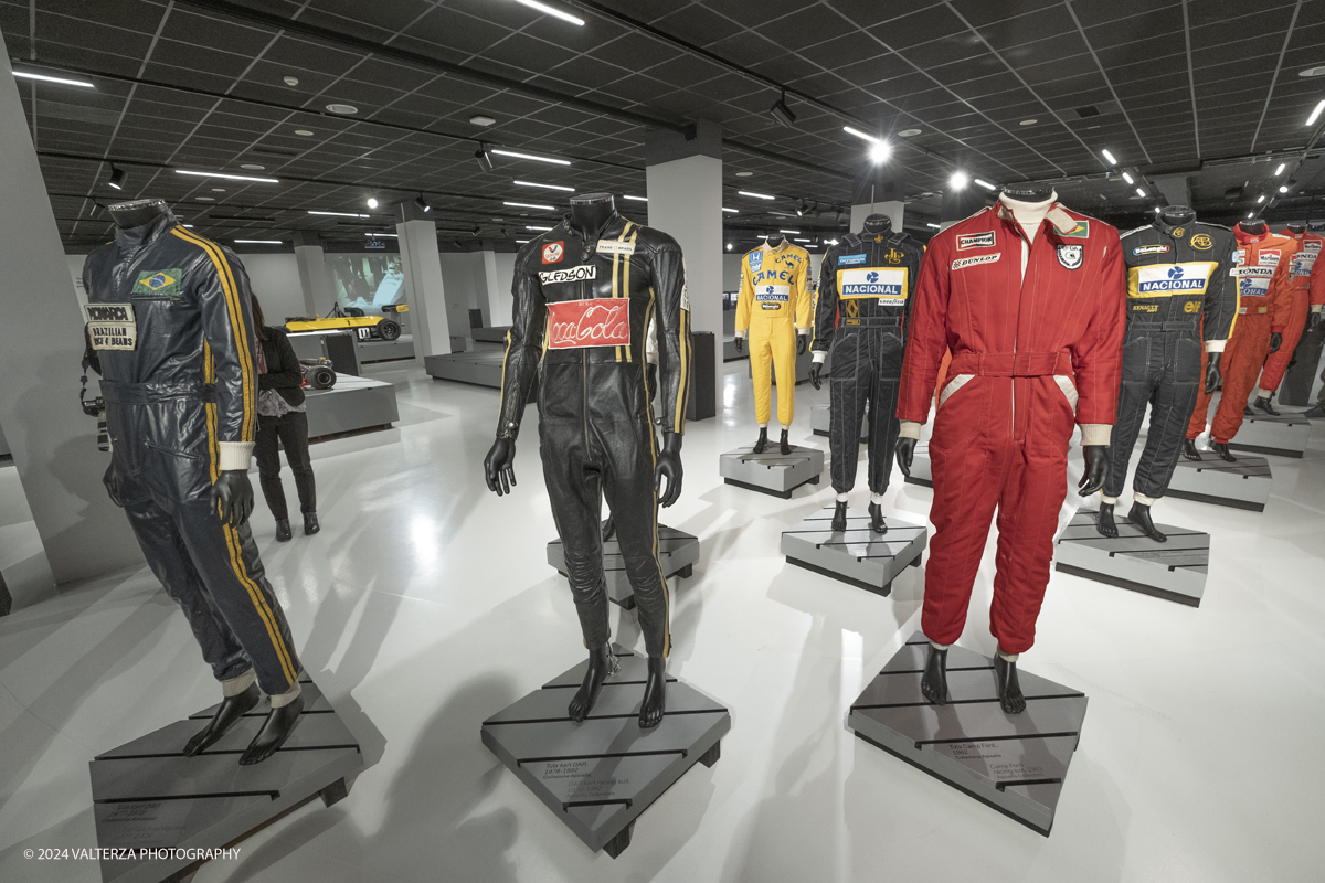 _DSF0161.jpg - 23/04/2024. Torino. La mostra Ã¨ la piÃ¹ grande e completa esposizione di vetture, memorabilia, libri e scatti fotografici mai realizzata ed intende approfondire due aspetti: la storia sportiva del campione e quella privata di un uomo che ha conquistato il cuore di milioni di appassionati in tutto il mondo.. Nella foto 15 tute di Ayrton Senna