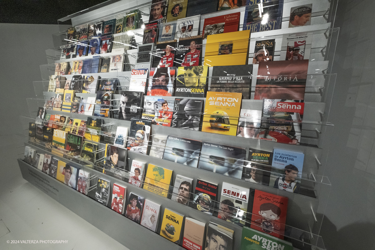 _DSF0231.jpg - 23/04/2024. Torino. La mostra Ã¨ la piÃ¹ grande e completa esposizione di vetture, memorabilia, libri e scatti fotografici mai realizzata ed intende approfondire due aspetti: la storia sportiva del campione e quella privata di un uomo che ha conquistato il cuore di milioni di appassionati in tutto il mondo.. Nella foto 114 pubblicazioni monografiche in edizione originale su Ayrton Senna