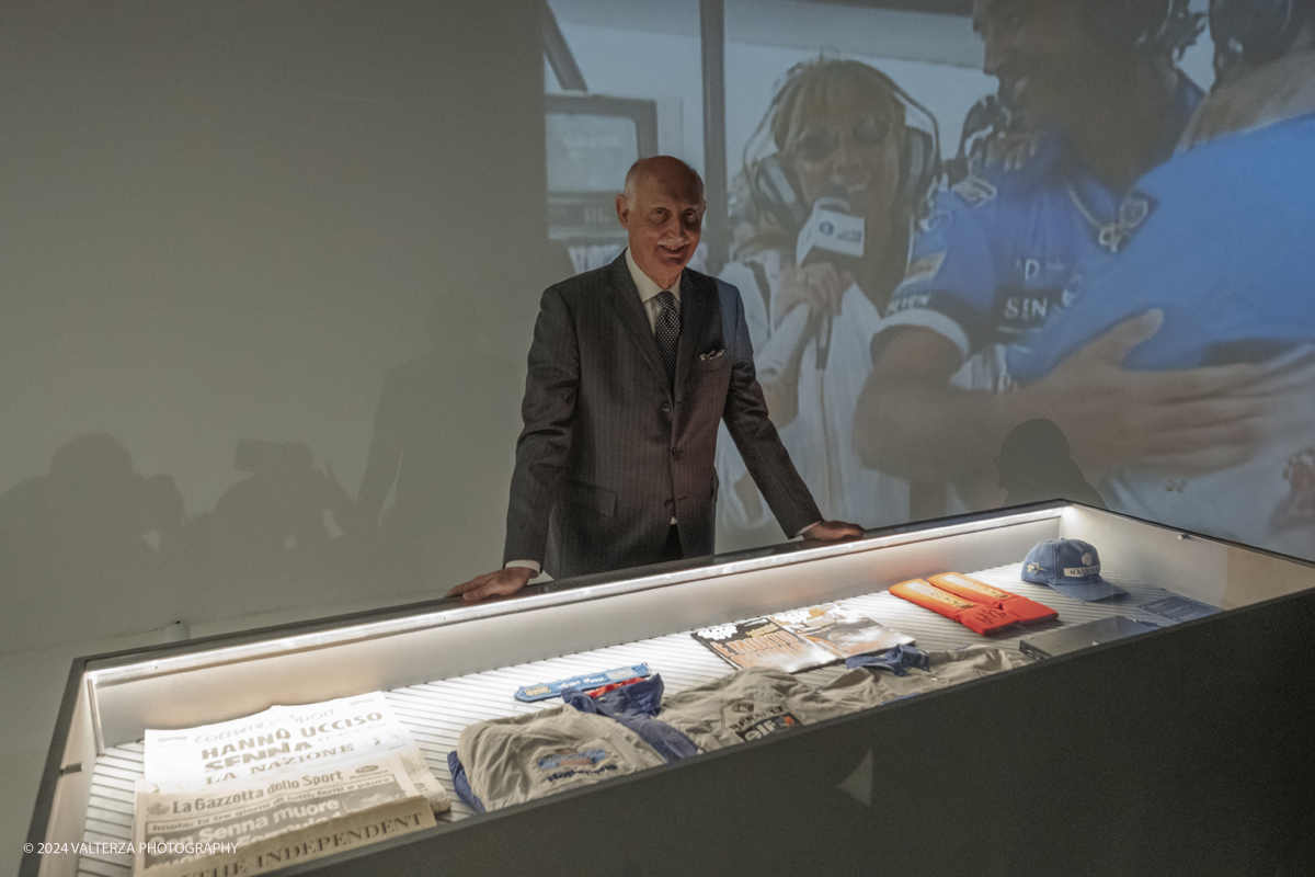 _DSF0313.jpg - 23/04/2024. Torino. La mostra Ã¨ la piÃ¹ grande e completa esposizione di vetture, memorabilia, libri e scatti fotografici mai realizzata ed intende approfondire due aspetti: la storia sportiva del campione e quella privata di un uomo che ha conquistato il cuore di milioni di appassionati in tutto il mondo.. Nella foto visita alla mostra guidata dal curatore, Carlo Cavicchi