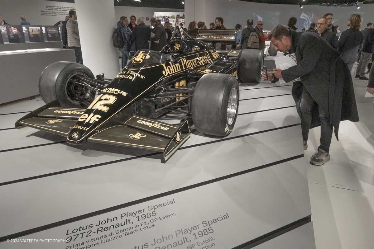 _DSF0349.jpg - 23/04/2024. Torino. La mostra Ã¨ la piÃ¹ grande e completa esposizione di vetture, memorabilia, libri e scatti fotografici mai realizzata ed intende approfondire due aspetti: la storia sportiva del campione e quella privata di un uomo che ha conquistato il cuore di milioni di appassionati in tutto il mondo.. Nella foto Lotus John player Special97T2-Renault, 1985, prima vittoria di Senna in F1