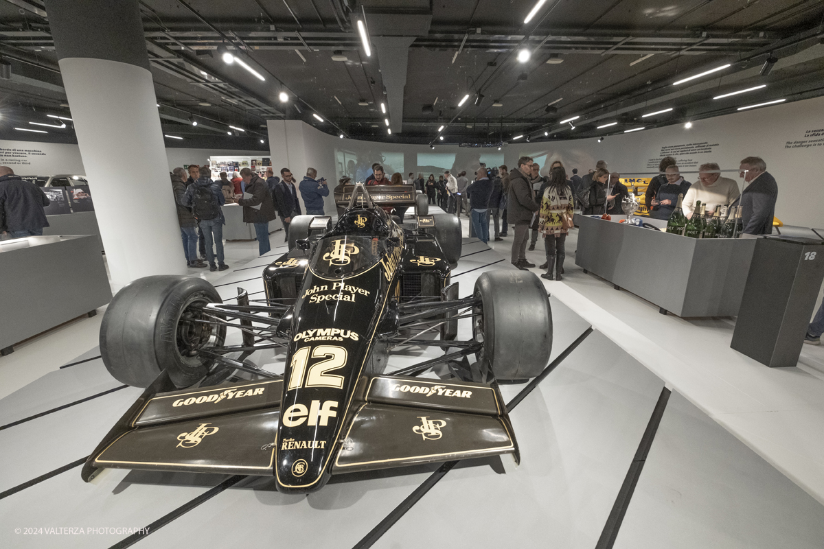 _DSF0365.jpg - 23/04/2024. Torino. La mostra Ã¨ la piÃ¹ grande e completa esposizione di vetture, memorabilia, libri e scatti fotografici mai realizzata ed intende approfondire due aspetti: la storia sportiva del campione e quella privata di un uomo che ha conquistato il cuore di milioni di appassionati in tutto il mondo.. Nella foto parte dell'allestimento della mostra