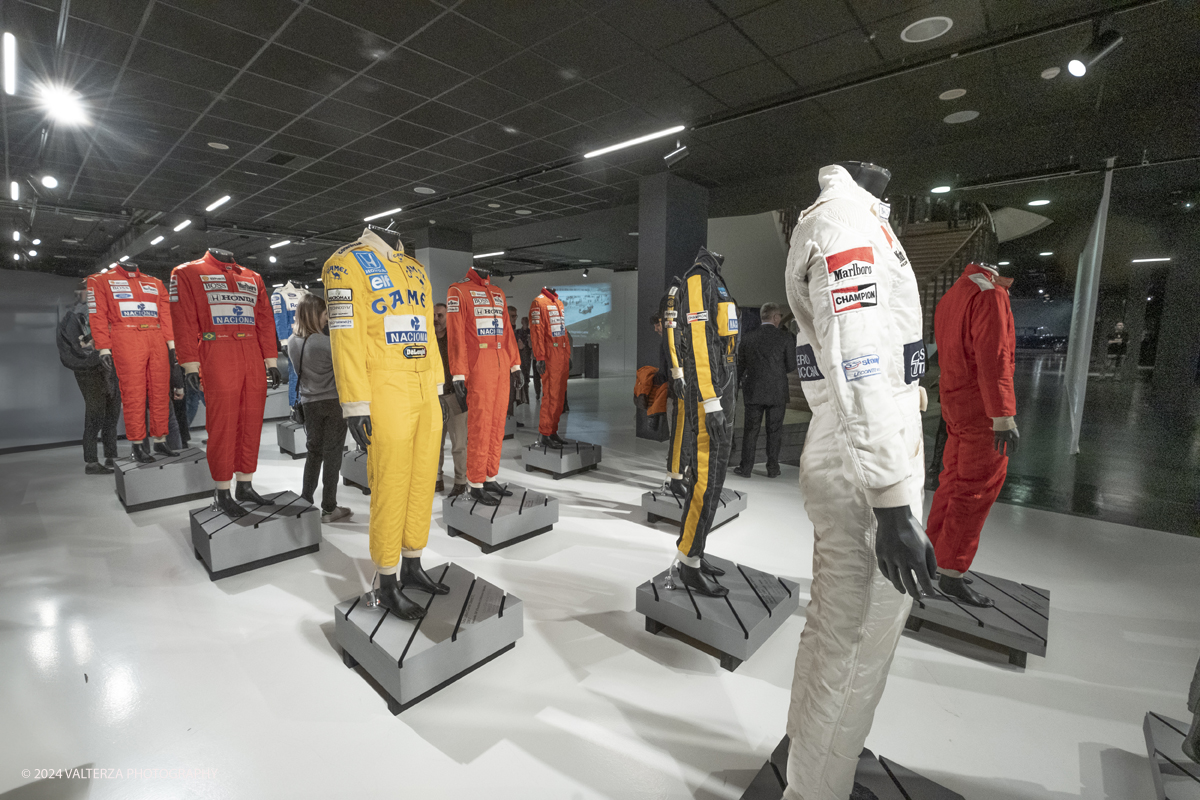 _DSF0381.jpg - 23/04/2024. Torino. La mostra Ã¨ la piÃ¹ grande e completa esposizione di vetture, memorabilia, libri e scatti fotografici mai realizzata ed intende approfondire due aspetti: la storia sportiva del campione e quella privata di un uomo che ha conquistato il cuore di milioni di appassionati in tutto il mondo.. Nella foto 15 tute di Ayrton Senna