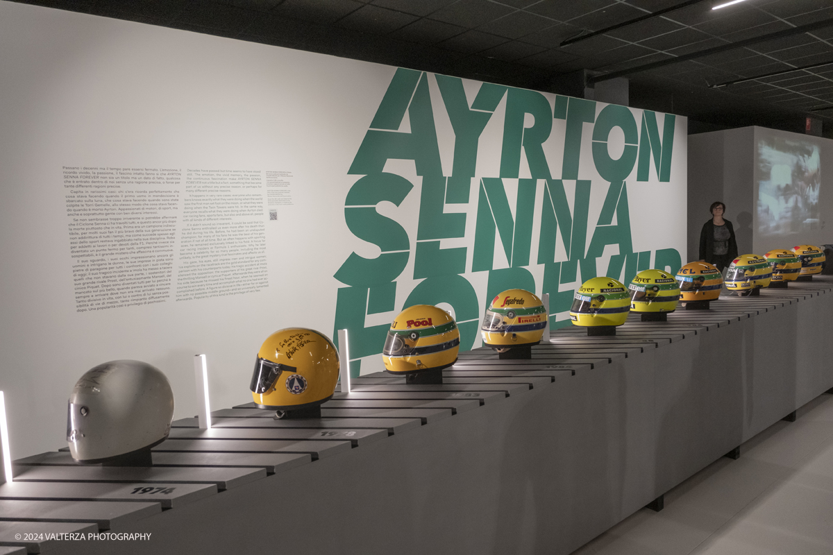 _DSF1304.jpg - 23/04/2024. Torino. La mostra Ã¨ la piÃ¹ grande e completa esposizione di vetture, memorabilia, libri e scatti fotografici mai realizzata ed intende approfondire due aspetti: la storia sportiva del campione e quella privata di un uomo che ha conquistato il cuore di milioni di appassionati in tutto il mondo..Nella foto la collezione dei caschi di Ayrton Senna