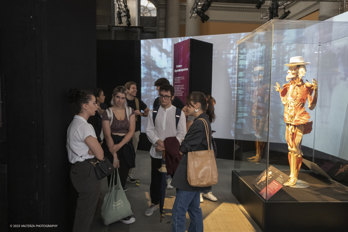 _DSF5446.jpg - 15/09/20223. Torino. La Sala degli Stemmi della Stazione di Torino Porta Nuova ospita, dal 15 settembre 2023 al 14 gennaio 2024, la nuova mostra originale â€œBody Worlds Vitalâ€�. Nella foto in visita alla mostra