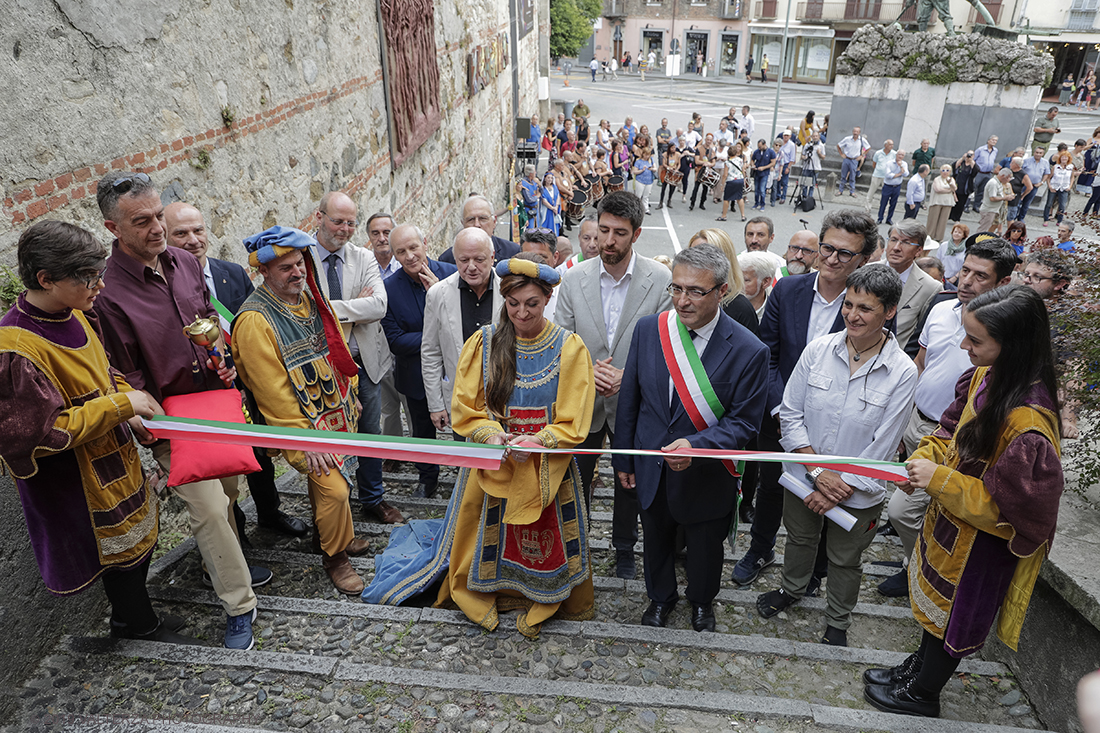 _G3I1900.jpg - 20/07/2019. Castellamonte ,A Palazzo Botton e al Centro Congressi Martinetti sono esposte le 180 opere (120 sezione arte e 60 per quella design) degli artisti che hanno partecipato al Concorso â€œCeramics in Love â€“ TWOâ€� provenienti da 27 paesi. Nella foto la figura storica della "Bela Pignatera" in costume d'epoca taglia il nastro dell'inaugurazione della mostra affiancata dal Sindaco di Castellamonte.