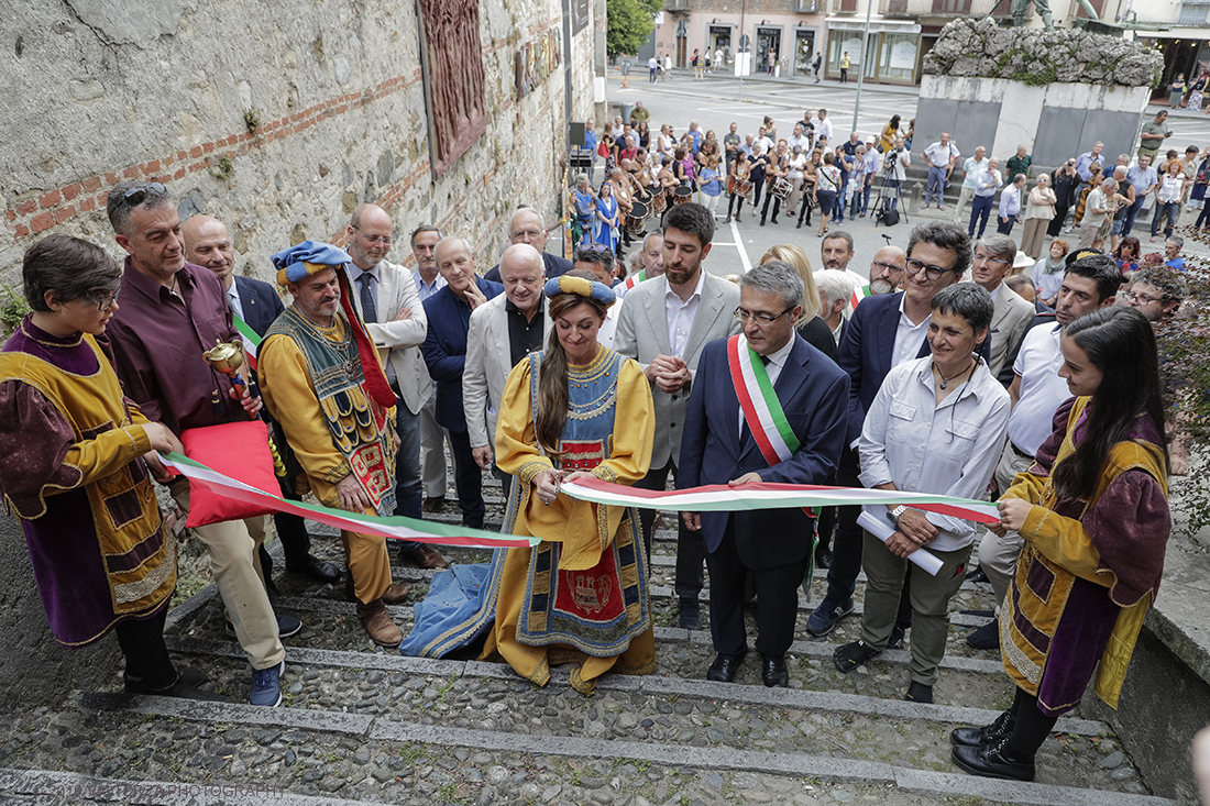 _G3I1902.jpg - 20/07/2019. Castellamonte ,A Palazzo Botton e al Centro Congressi Martinetti sono esposte le 180 opere (120 sezione arte e 60 per quella design) degli artisti che hanno partecipato al Concorso â€œCeramics in Love â€“ TWOâ€� provenienti da 27 paesi. Nella foto la figura storica della "Bela Pignatera" in costume d'epoca taglia il nastro dell'inaugurazione della mostra affiancata dal Sindaco di Castellamonte.