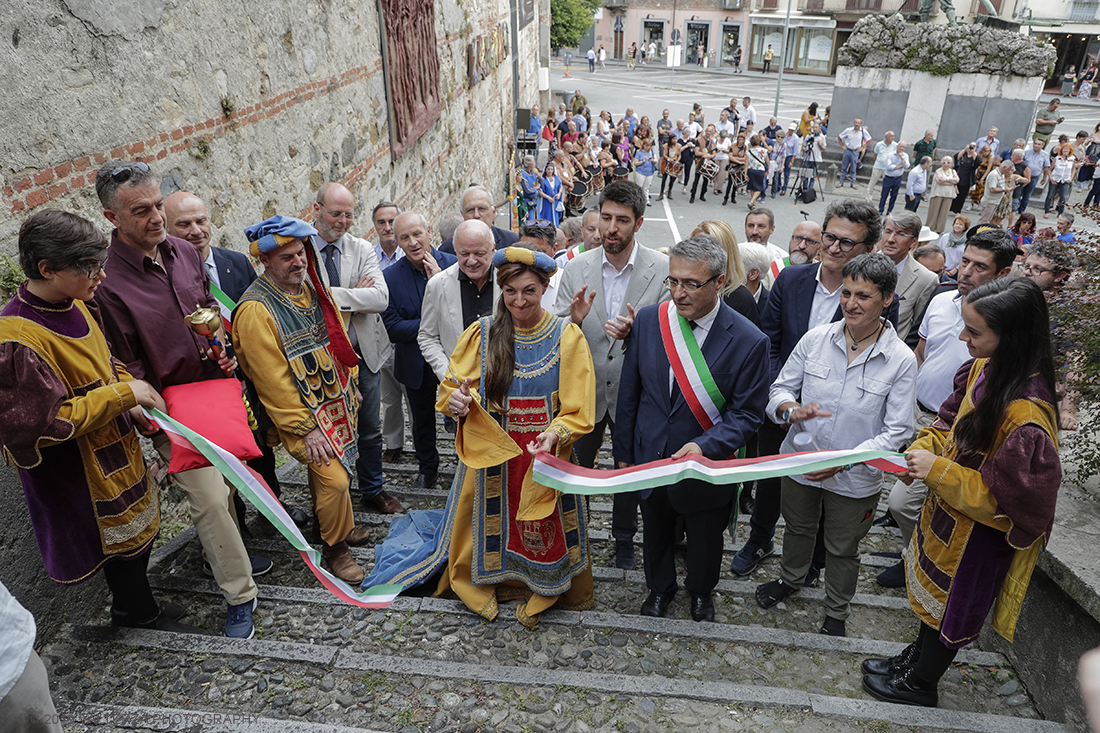 _G3I1903.jpg - 20/07/2019. Castellamonte ,A Palazzo Botton e al Centro Congressi Martinetti sono esposte le 180 opere (120 sezione arte e 60 per quella design) degli artisti che hanno partecipato al Concorso â€œCeramics in Love â€“ TWOâ€� provenienti da 27 paesi. Nella foto la figura storica della "Bela Pignatera" in costume d'epoca taglia il nastro dell'inaugurazione della mostra affiancata dal Sindaco di Castellamonte.