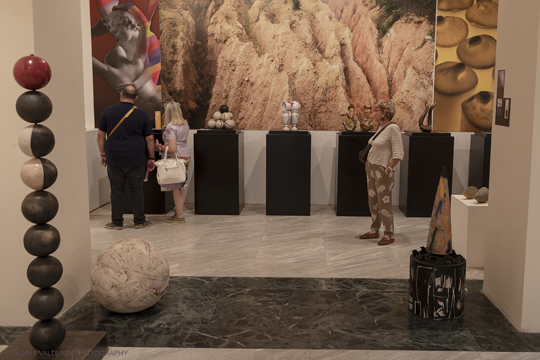 _G3I2349.jpg - 20/07/2019. Castellamonte ,A Palazzo Botton e al Centro Congressi Martinetti sono esposte le 180 opere (120 sezione arte e 60 per quella design) degli artisti che hanno partecipato al Concorso â€œCeramics in Love â€“ TWOâ€� provenienti da 27 paesi. Nella foto sala con visitatori della sezione arte della mostra