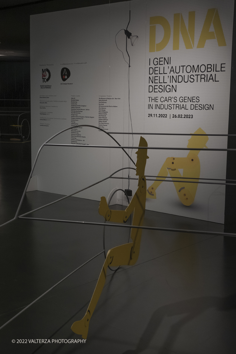 _DSF9456.jpg - 29/11/2022. Torino. Una doppia mostra realizzata dal MAUTO â€“ Museo Nazionale dellâ€™Automobile di Torino e ADI Design Museum â€“ Compasso dâ€™Oro di Milano: due sedi espositive, una a Torino    lâ€™altra a Milano, per raccontare il rapporto tra industrial design e car design, la scuola milanese e quella torinese, due cittÃ  che si guardano in modo non sempre lineare. Nella foto il maifesto dell'esposizione, area di ingresso alla mostra