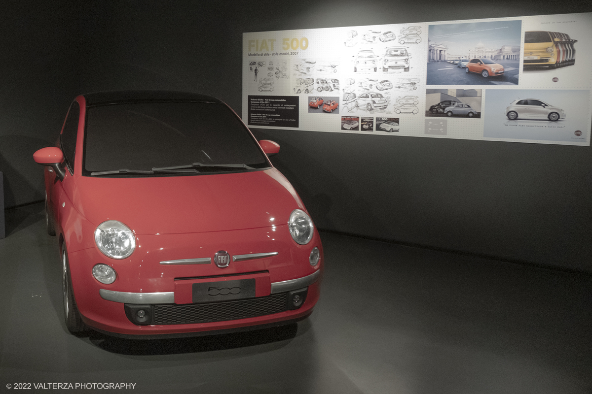 _DSF9549.jpg - 29/11/2022. Torino. Una doppia mostra realizzata dal MAUTO â€“ Museo Nazionale dellâ€™Automobile di Torino e ADI Design Museum â€“ Compasso dâ€™Oro di Milano: due sedi espositive, una a Torino    lâ€™altra a Milano, per raccontare il rapporto tra industrial design e car design, la scuola milanese e quella torinese, due cittÃ  che si guardano in modo non sempre lineare. Nella foto Fiat 500, compasso d'oro 2011