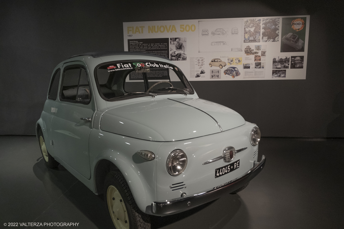 _DSF9557.jpg - 29/11/2022. Torino. Una doppia mostra realizzata dal MAUTO â€“ Museo Nazionale dellâ€™Automobile di Torino e ADI Design Museum â€“ Compasso dâ€™Oro di Milano: due sedi espositive, una a Torino    lâ€™altra a Milano, per raccontare il rapporto tra industrial design e car design, la scuola milanese e quella torinese, due cittÃ  che si guardano in modo non sempre lineare. Nella foto Fiat nuova 500 compasso d'oro 1959