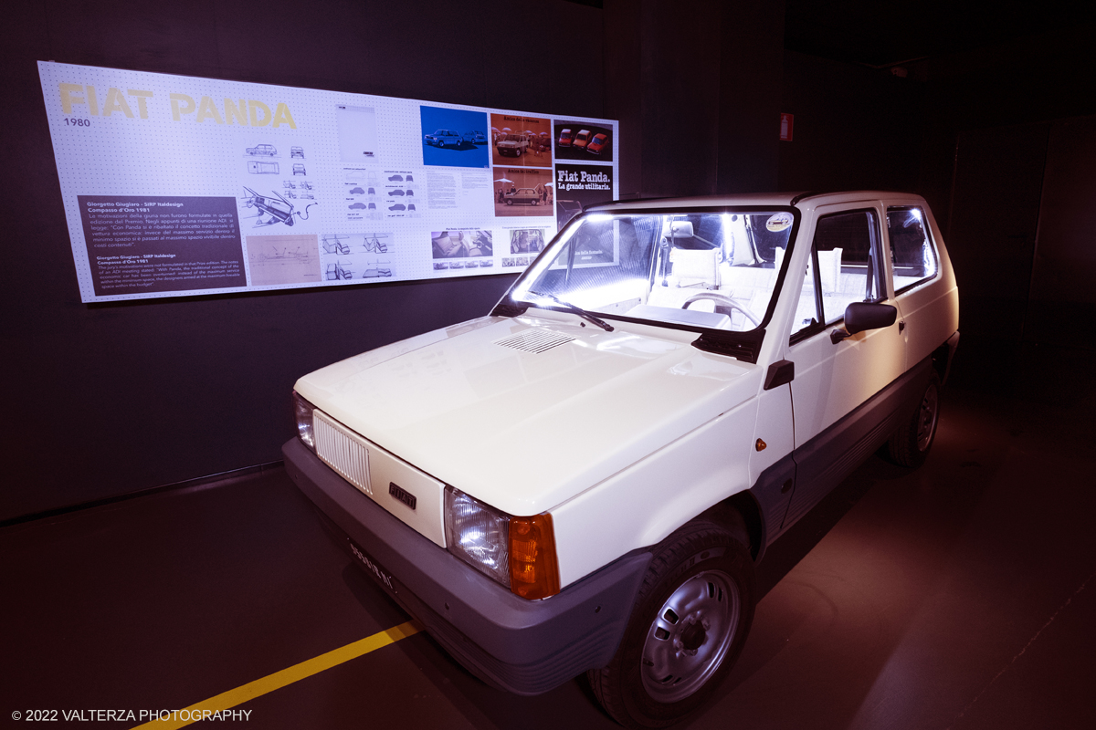 _DSF9840.jpg - 29/11/2022. Torino. Una doppia mostra realizzata dal MAUTO â€“ Museo Nazionale dellâ€™Automobile di Torino e ADI Design Museum â€“ Compasso dâ€™Oro di Milano: due sedi espositive, una a Torino    lâ€™altra a Milano, per raccontare il rapporto tra industrial design e car design, la scuola milanese e quella torinese, due cittÃ  che si guardano in modo non sempre lineare. Nella foto. Fiat Panda, compasso d'oro 1981