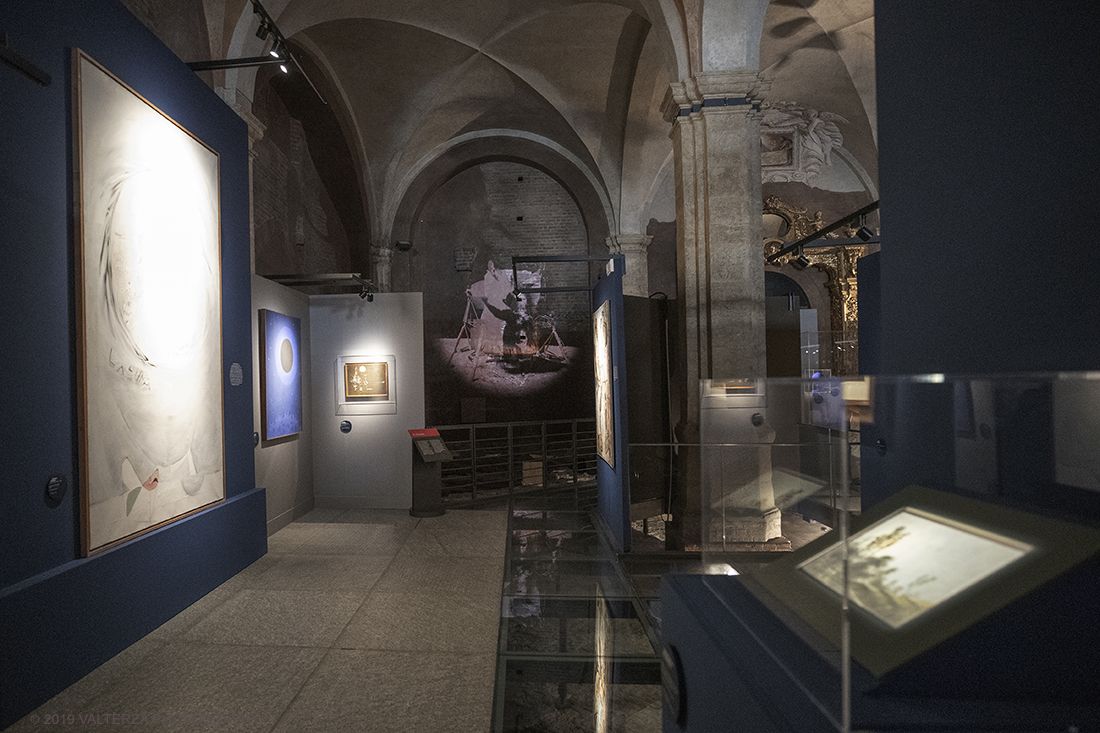 _G3I1242.jpg - 18/07/2019. Torino. A cinquant'anni esatti dallo sbarco del primo uomo sulla luna , Palazzo Madama presenta la mostra dalla Terra alla Luna. In mostra oltre 60 opere che raccontano l'influenza dell'astro d'argento sull'arte e sugli artisti dall'ottocento al 1969. Nella foto una delle sale della mostra