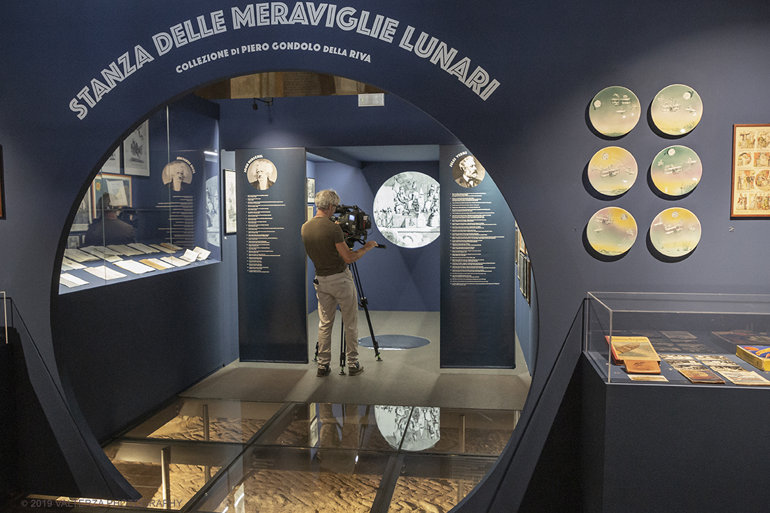 _X9B0255.jpg - 18/07/2019. Torino. A cinquant'anni esatti dallo sbarco del primo uomo sulla luna , Palazzo Madama presenta la mostra dalla Terra alla Luna. In mostra oltre 60 opere che raccontano l'influenza dell'astro d'argento sull'arte e sugli artisti dall'ottocento al 1969. Nella foto una delle stanze della mostra.