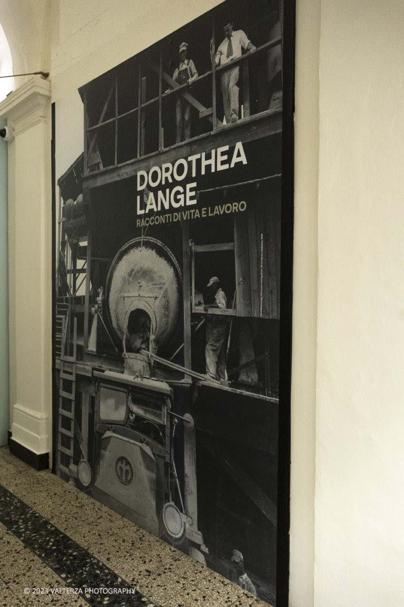 _DSF7845.jpg - 18/07/2023. Torino. La mostra si compone di 200 immagini  e presenta la carriera di Dorothea Lange. Il percorso di mostra si concentra in particolare sugli anni Trenta e Quaranta, picco assoluto della sua attivitÃ . Nella foto l'ingressso all'area della mostra