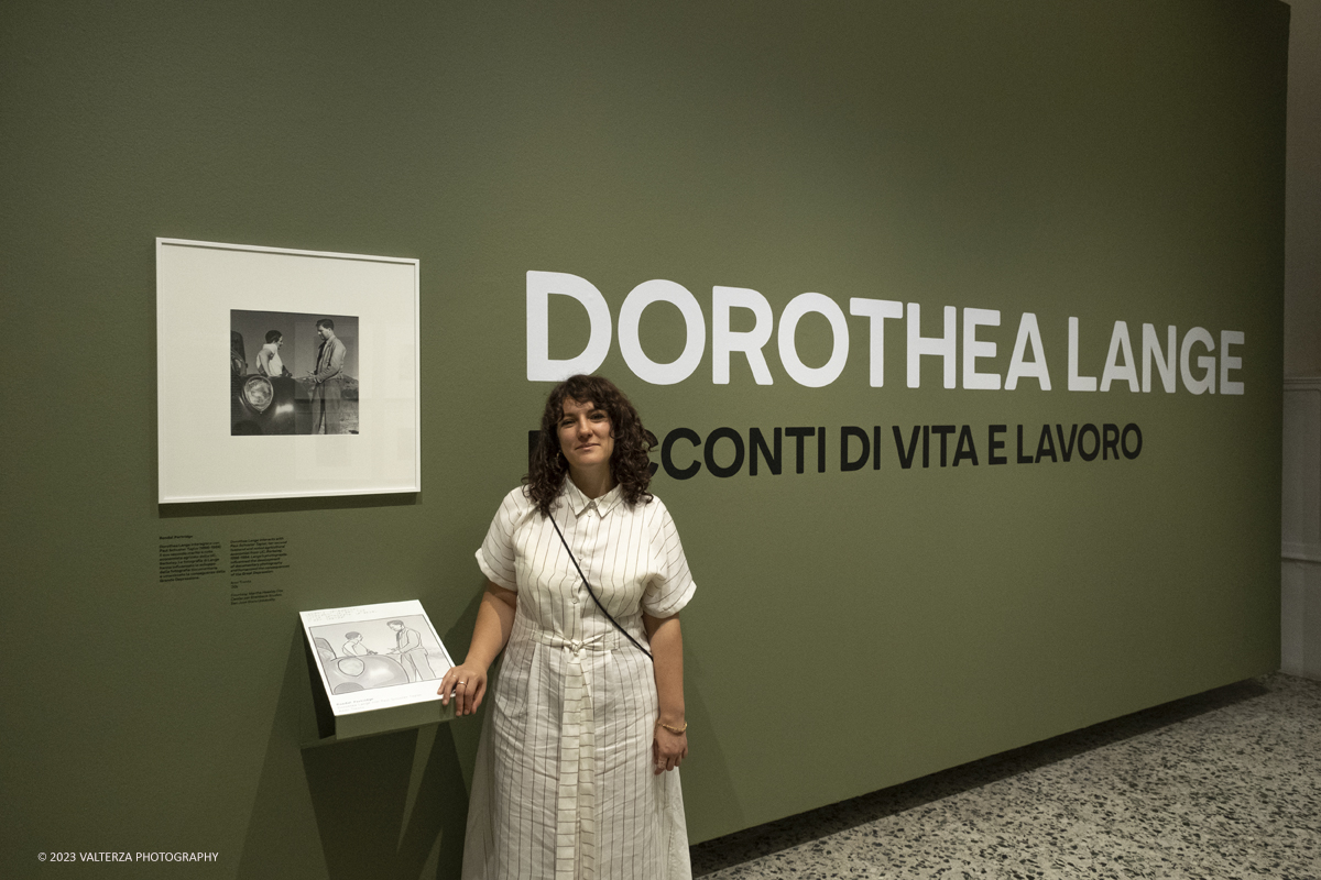 _DSF7858.jpg - 18/07/2023. Torino. La mostra si compone di 200 immagini  e presenta la carriera di Dorothea Lange. Il percorso di mostra si concentra in particolare sugli anni Trenta e Quaranta, picco assoluto della sua attivitÃ . Nella foto la curatrice della mostra Monica Poggi