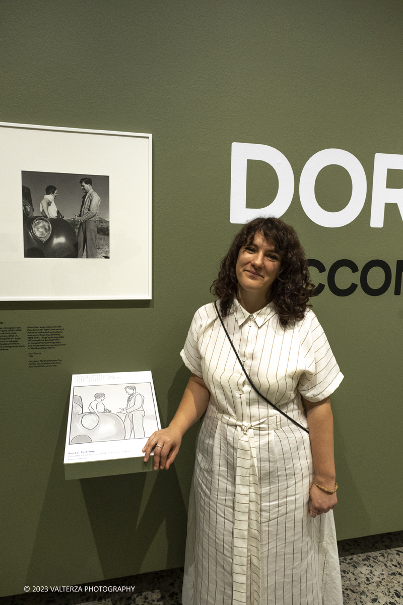 _DSF7863.jpg - 18/07/2023. Torino. La mostra si compone di 200 immagini  e presenta la carriera di Dorothea Lange. Il percorso di mostra si concentra in particolare sugli anni Trenta e Quaranta, picco assoluto della sua attivitÃ . Nella foto la curatrice della mostra Monica Poggi