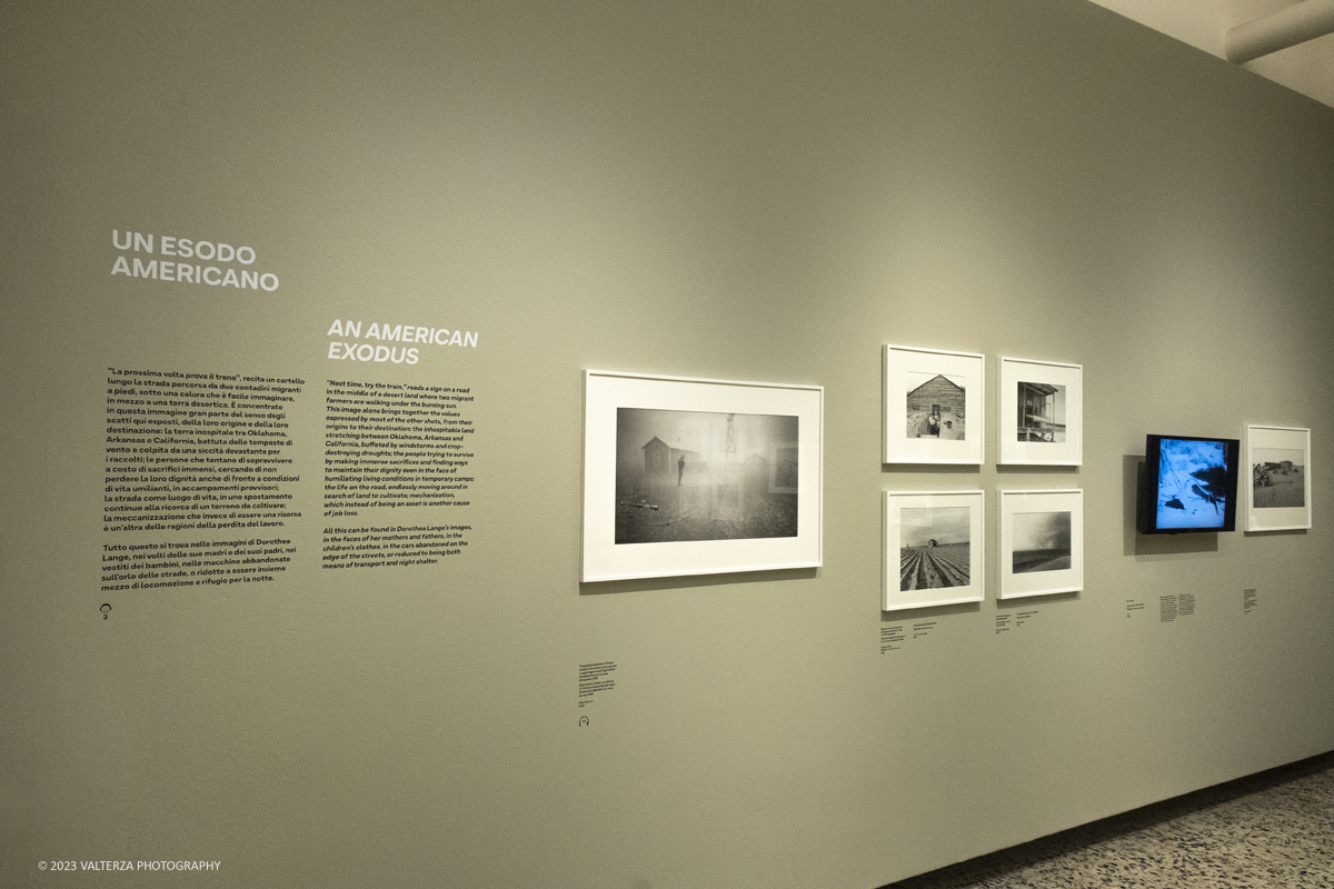 _DSF7898.jpg - 18/07/2023. Torino. La mostra si compone di 200 immagini  e presenta la carriera di Dorothea Lange. Il percorso di mostra si concentra in particolare sugli anni Trenta e Quaranta, picco assoluto della sua attivitÃ . Nella foto immagini e video  della grande siccitÃ  e delle continue tempeste di sabbia.