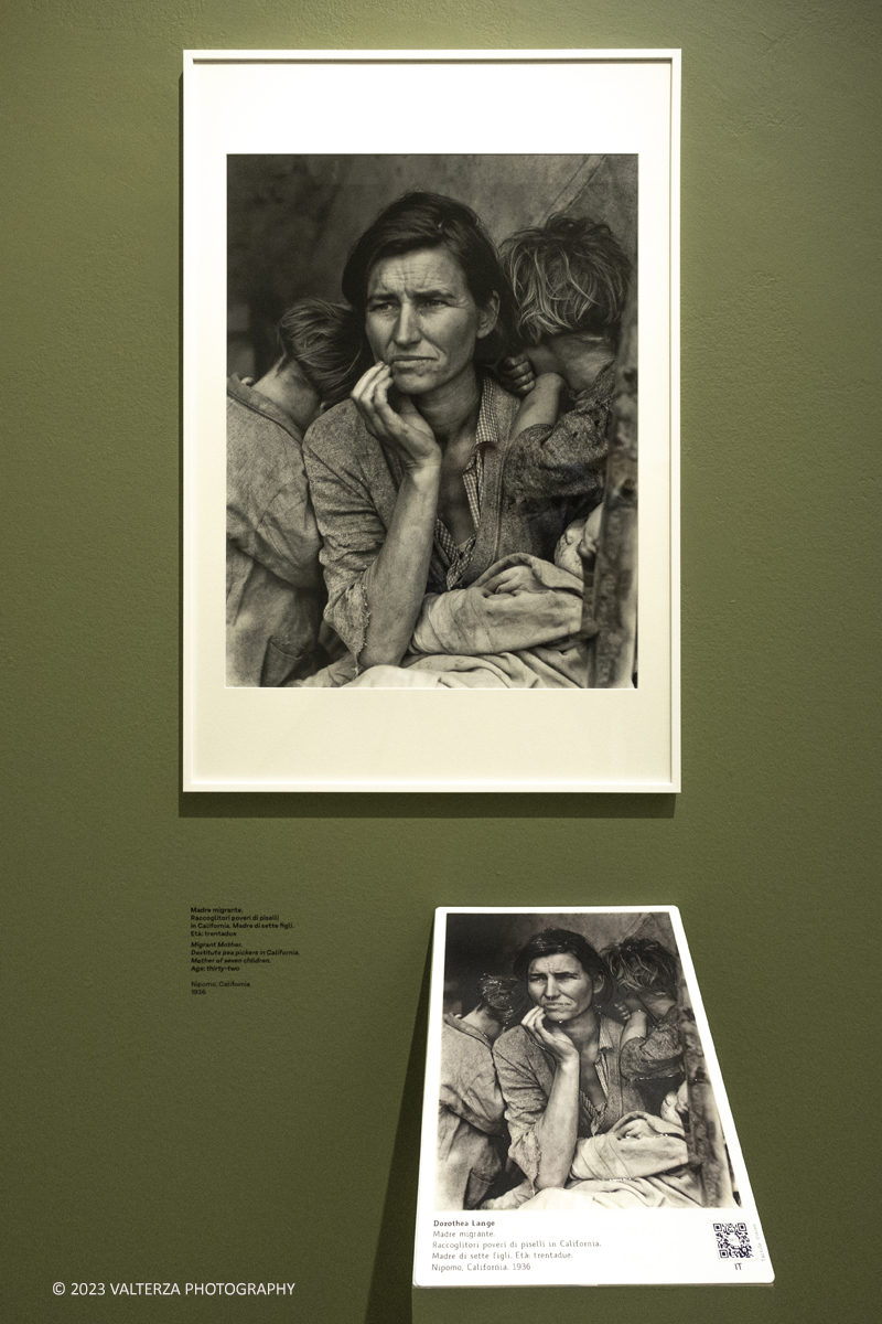 _DSF7928.jpg - 18/07/2023. Torino. La mostra si compone di 200 immagini  e presenta la carriera di Dorothea Lange. Il percorso di mostra si concentra in particolare sugli anni Trenta e Quaranta, picco assoluto della sua attivitÃ . Nella foto Madre Migrante Nipomo, California 1936 con versione per lettura dei ciechi