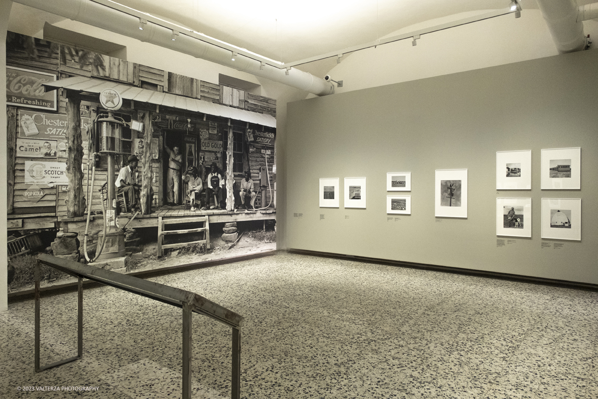 _DSF7972.jpg - 18/07/2023. Torino. La mostra si compone di 200 immagini  e presenta la carriera di Dorothea Lange. Il percorso di mostra si concentra in particolare sugli anni Trenta e Quaranta, picco assoluto della sua attivitÃ . Nella foto parte dell'allestimento della mostra