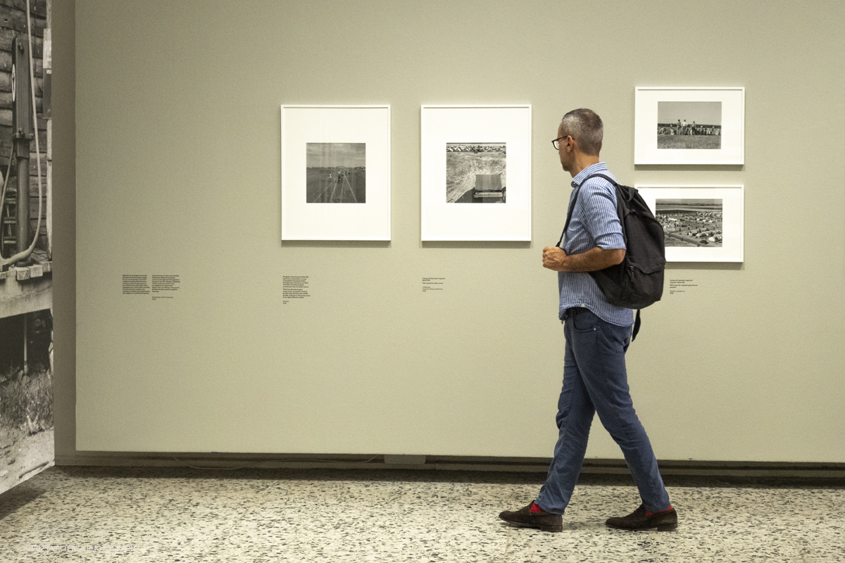 _DSF7991.jpg - 18/07/2023. Torino. La mostra si compone di 200 immagini  e presenta la carriera di Dorothea Lange. Il percorso di mostra si concentra in particolare sugli anni Trenta e Quaranta, picco assoluto della sua attivitÃ . Nella foto in visita alla mostra