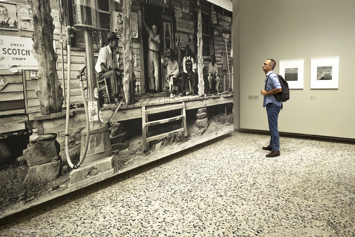 _DSF7995.jpg - 18/07/2023. Torino. La mostra si compone di 200 immagini  e presenta la carriera di Dorothea Lange. Il percorso di mostra si concentra in particolare sugli anni Trenta e Quaranta, picco assoluto della sua attivitÃ . Nella foto in visita alla mostra