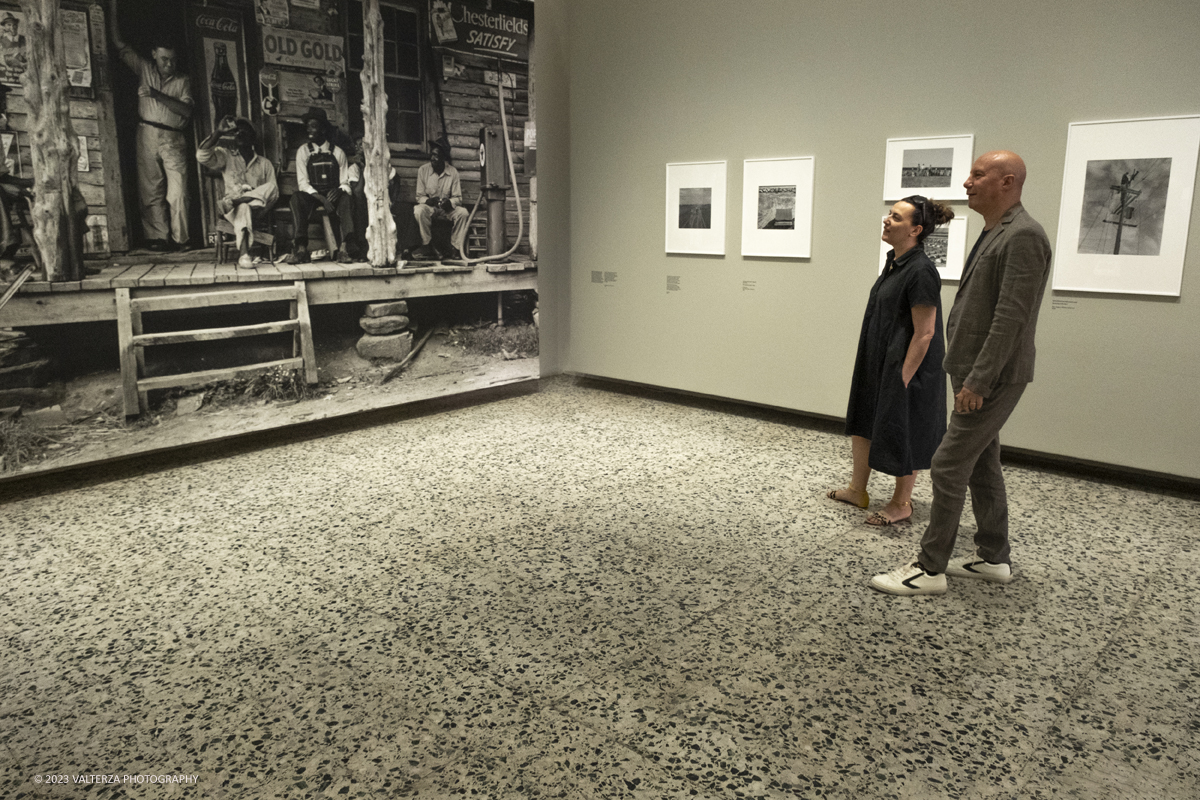 _DSF8002.jpg - 18/07/2023. Torino. La mostra si compone di 200 immagini  e presenta la carriera di Dorothea Lange. Il percorso di mostra si concentra in particolare sugli anni Trenta e Quaranta, picco assoluto della sua attivitÃ . Nella foto il direttore di Camera Walter Guadagnini in un giro per la mostra con una accompagnatrice