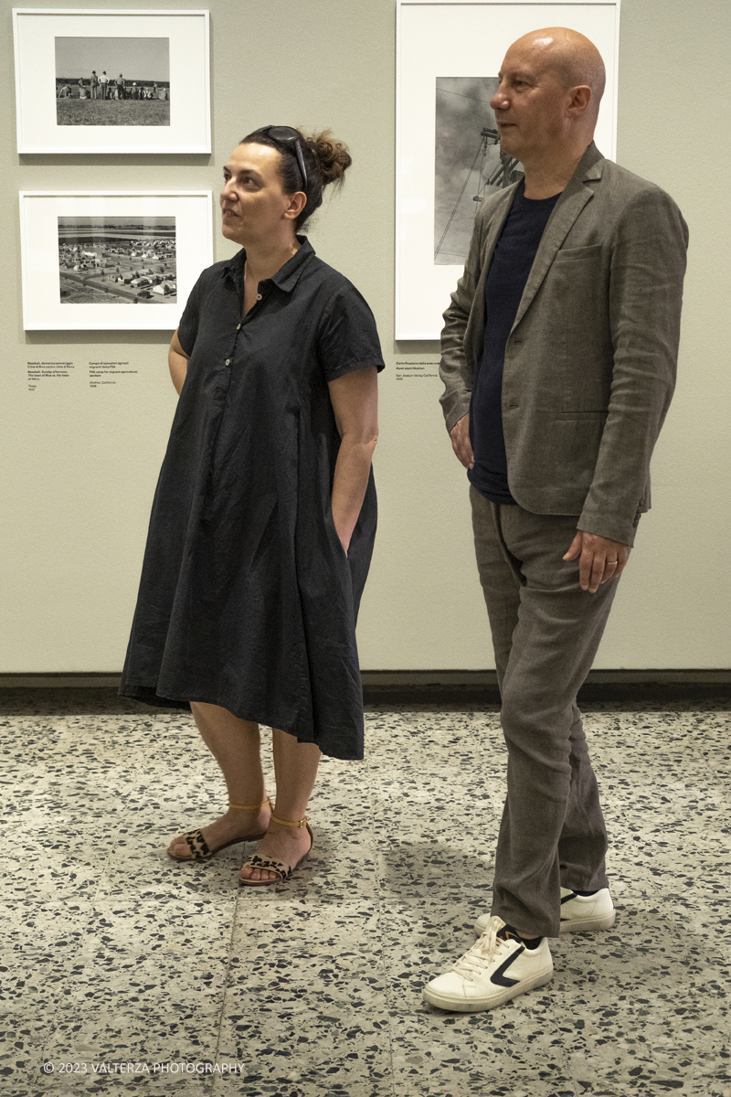 _DSF8013.jpg - 18/07/2023. Torino. La mostra si compone di 200 immagini  e presenta la carriera di Dorothea Lange. Il percorso di mostra si concentra in particolare sugli anni Trenta e Quaranta, picco assoluto della sua attivitÃ . Nella foto il direttore di Camera Walter Guadagnini in un giro per la mostra con una accompagnatrice