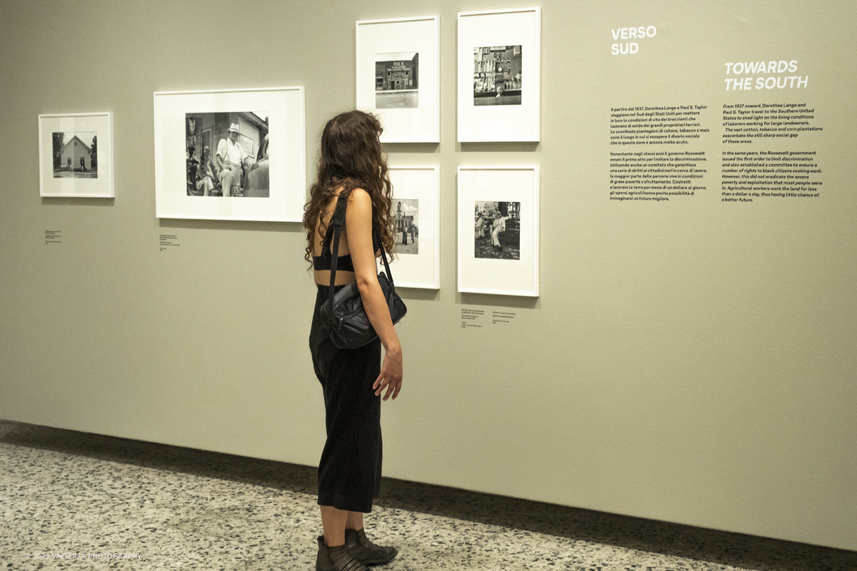 _DSF8014.jpg - 18/07/2023. Torino. La mostra si compone di 200 immagini  e presenta la carriera di Dorothea Lange. Il percorso di mostra si concentra in particolare sugli anni Trenta e Quaranta, picco assoluto della sua attivitÃ . Nella foto in visita alla mostra