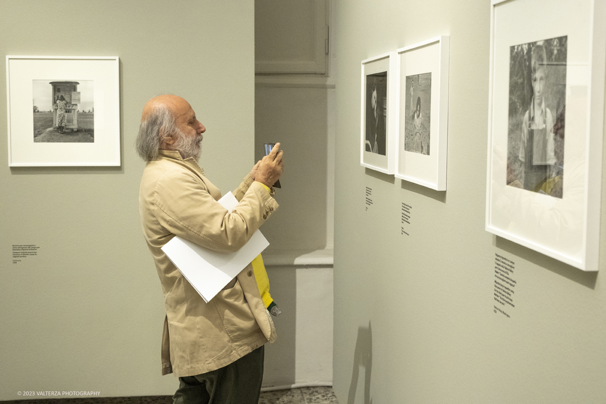 _DSF8028.jpg - 18/07/2023. Torino. La mostra si compone di 200 immagini  e presenta la carriera di Dorothea Lange. Il percorso di mostra si concentra in particolare sugli anni Trenta e Quaranta, picco assoluto della sua attivitÃ . Nella foto in visita alla mostra