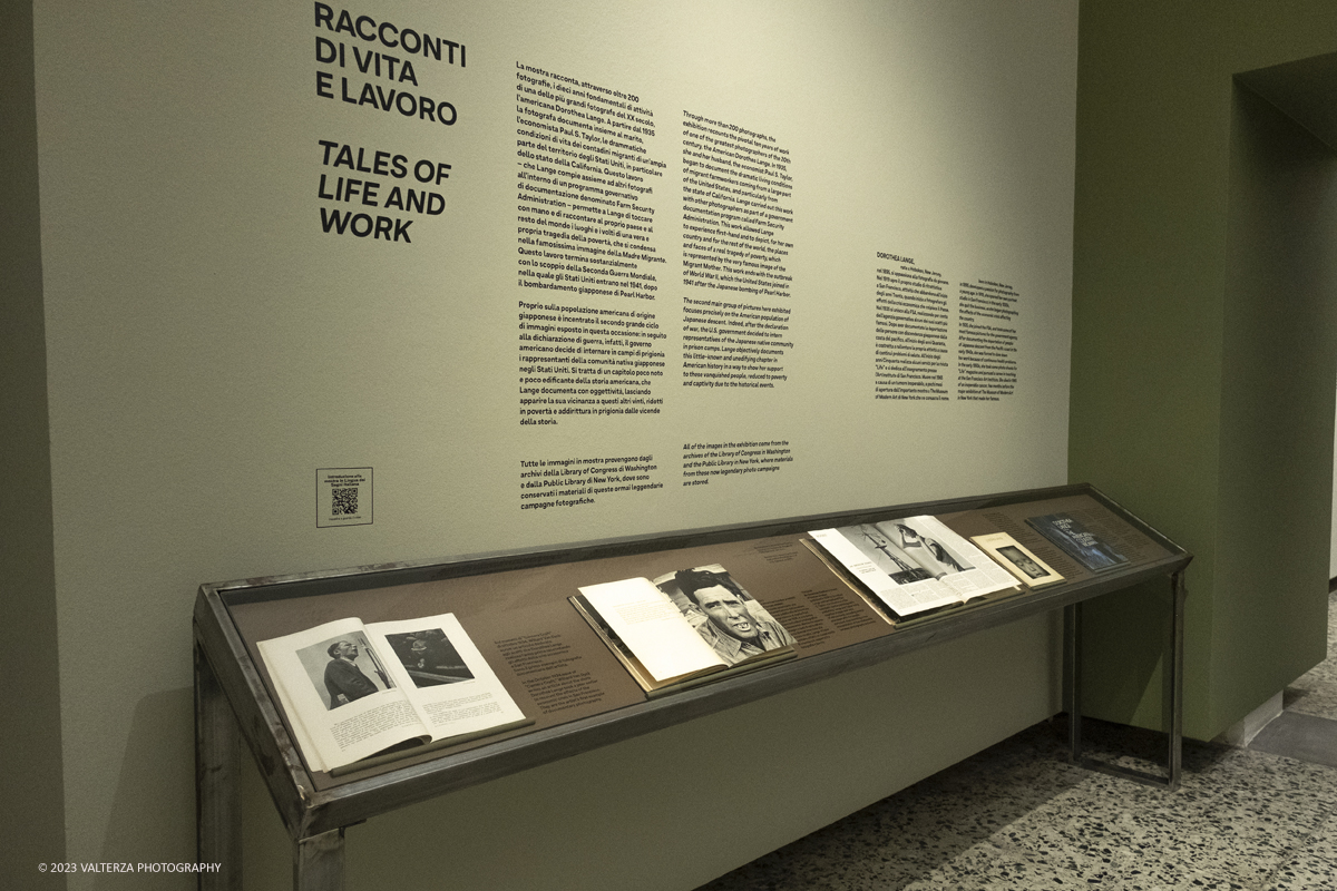 _DSF8218.jpg - 18/07/2023. Torino. La mostra si compone di 200 immagini  e presenta la carriera di Dorothea Lange. Il percorso di mostra si concentra in particolare sugli anni Trenta e Quaranta, picco assoluto della sua attivitÃ . Nella foto bacheca con bibliografia e opere di Dorothea Lange