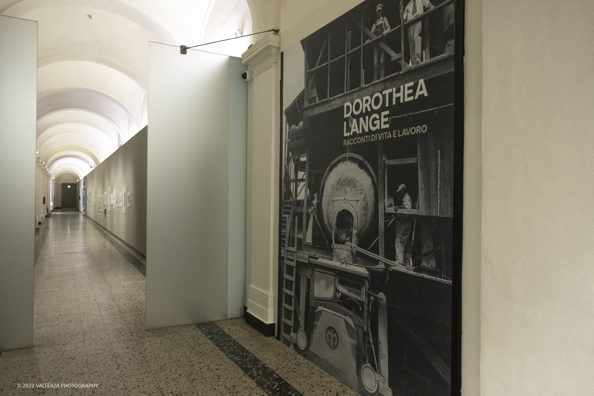 _DSF8229.jpg - 18/07/2023. Torino. La mostra si compone di 200 immagini  e presenta la carriera di Dorothea Lange. Il percorso di mostra si concentra in particolare sugli anni Trenta e Quaranta, picco assoluto della sua attivitÃ . Nella foto l'ingressso all'area della mostra