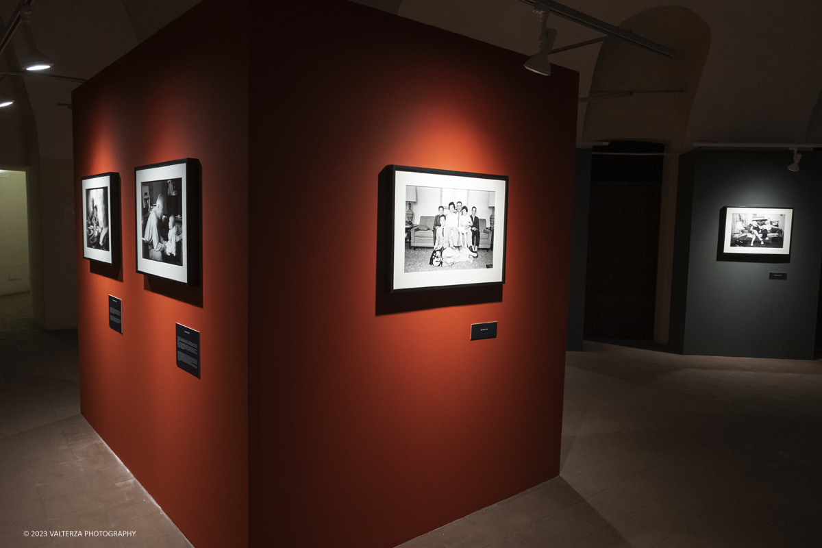 _DSF1397.jpg - 03/03/2023. Torino. In mostra le fotografie che nella lunghissima carriera di Erwitt meglio hanno descritto e rappresentato tutte le sfaccettature  dellâ€™essere famiglia. Nella foto parte dell'allestimento della mostra