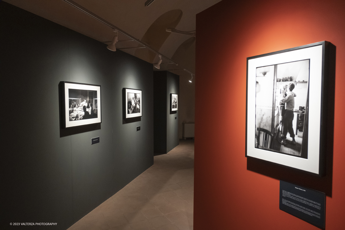 _DSF1402.jpg - 03/03/2023. Torino. In mostra le fotografie che nella lunghissima carriera di Erwitt meglio hanno descritto e rappresentato tutte le sfaccettature  dellâ€™essere famiglia. Nella foto parte dell'allestimento della mostra