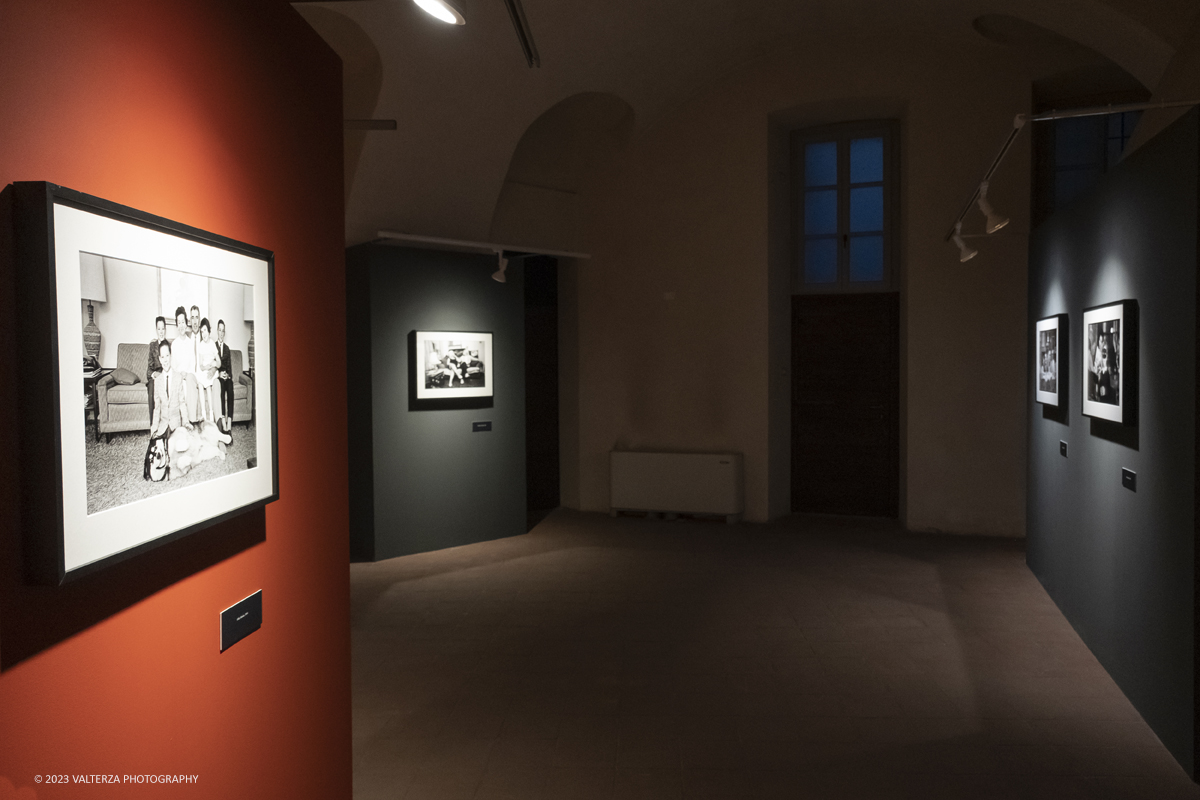 _DSF1412.jpg - 03/03/2023. Torino. In mostra le fotografie che nella lunghissima carriera di Erwitt meglio hanno descritto e rappresentato tutte le sfaccettature  dellâ€™essere famiglia. Nella foto parte dell'allestimento della mostra