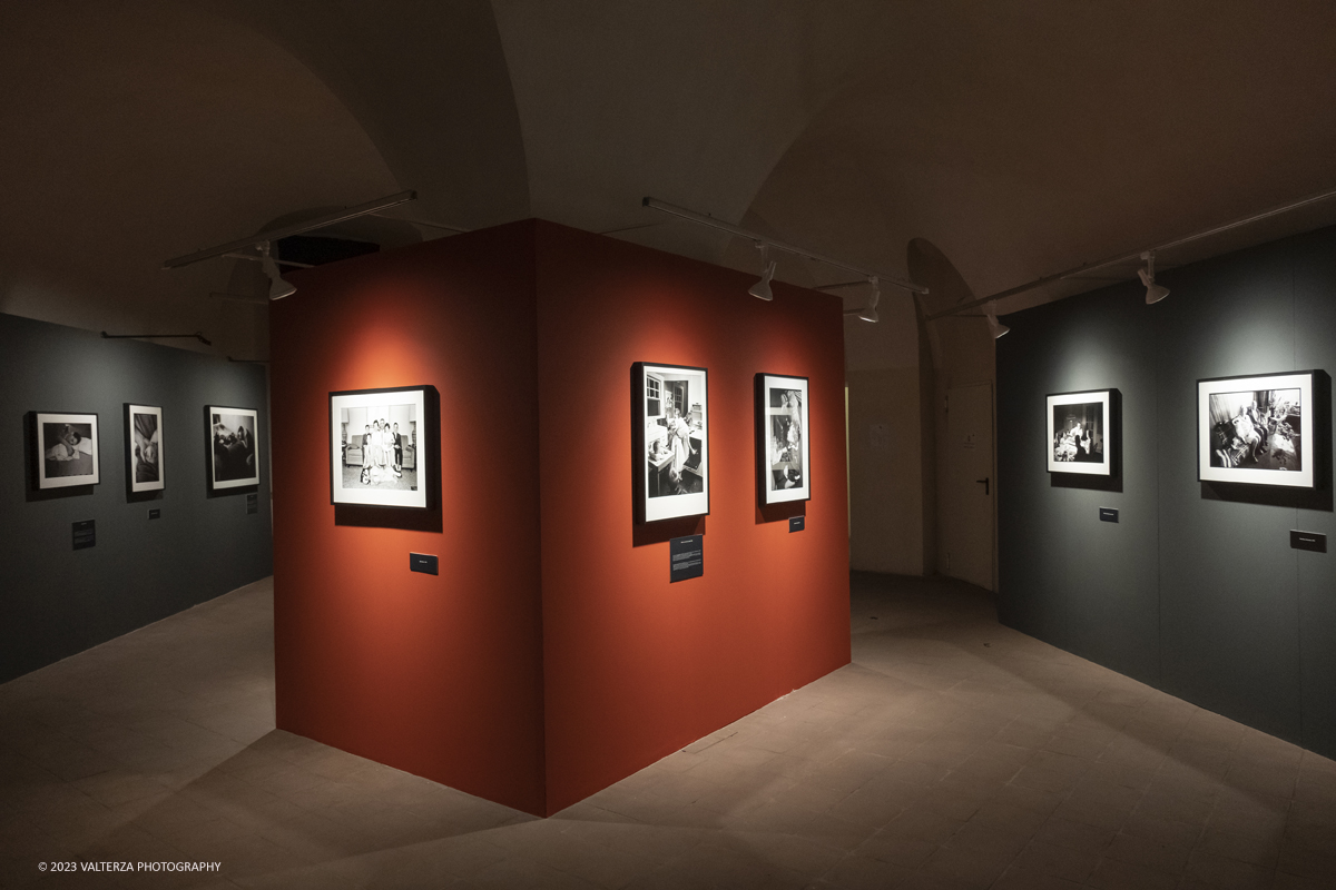 _DSF1424.jpg - 03/03/2023. Torino. In mostra le fotografie che nella lunghissima carriera di Erwitt meglio hanno descritto e rappresentato tutte le sfaccettature  dellâ€™essere famiglia. Nella foto parte dell'allestimento della mostra