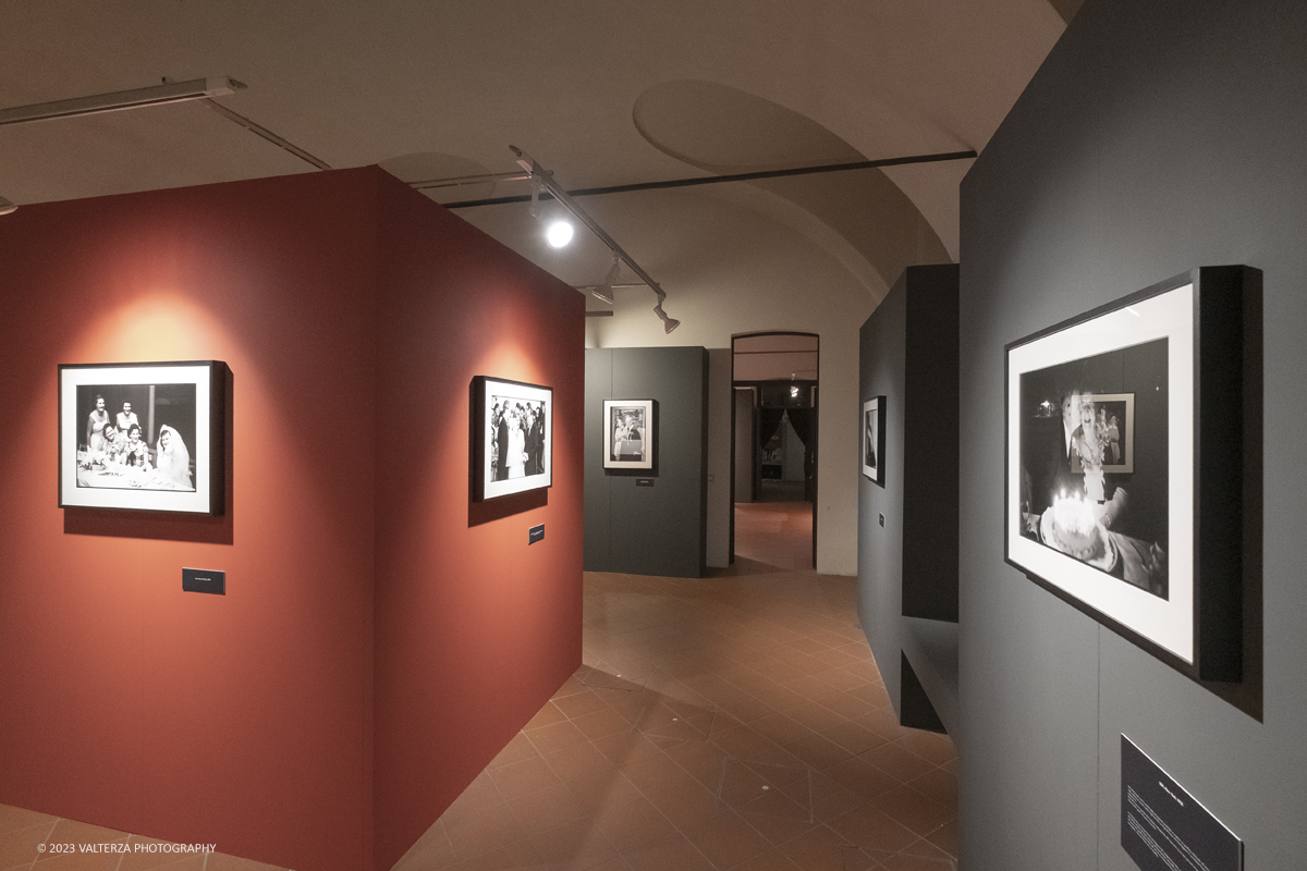 _DSF1427.jpg - 03/03/2023. Torino. In mostra le fotografie che nella lunghissima carriera di Erwitt meglio hanno descritto e rappresentato tutte le sfaccettature  dellâ€™essere famiglia. Nella foto parte dell'allestimento della mostra